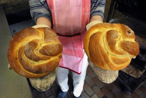 Bild vergr&ouml;&szlig;ern: Bundesamt: Beim Backen von Ostergebäck keinen rohen Teig naschen