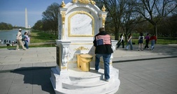 Washington: Goldene Toilette zum Protest gegen Trump aufgestellt