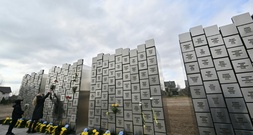 Vier Jahre nach Massaker in Butscha: EU-Außenminister zu Gedenken in Ukraine