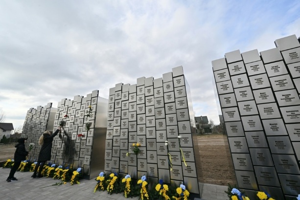 Bild vergr&ouml;&szlig;ern: Vier Jahre nach Massaker in Butscha: EU-Außenminister zu Gedenken in Ukraine