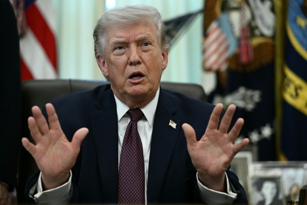 Bild vergr&ouml;&szlig;ern: Trump unterzeichnet Dekret zur Erschwerung der Briefwahl