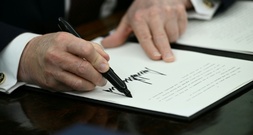 Trump unterzeichnet Dekret zur Erschwerung der Briefwahl