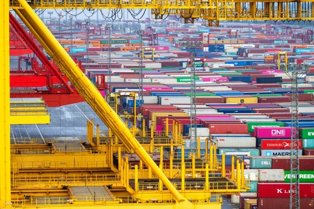 Bild vergr&ouml;&szlig;ern: Frühjahrsgutachten der Wirtschaftsinstitute: Wachstumsprognose mehr als halbiert