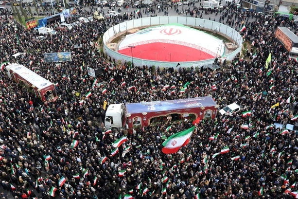 Bild vergr&ouml;&szlig;ern: Tausende nehmen in Teheran Abschied von getötetem Marinekommandeur