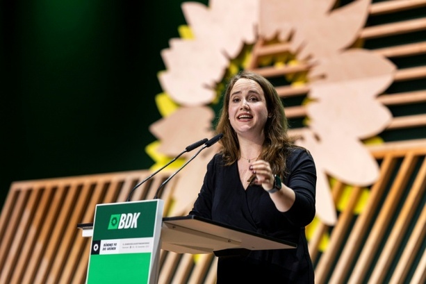 Bild vergr&ouml;&szlig;ern: Hohe Spritpreise: Ricarda Lang fordert Recht auf Homeoffice