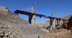 Zerstörung von Irans größter Brücke: Trump droht mit neuen Angriffen auf Infrastruktur