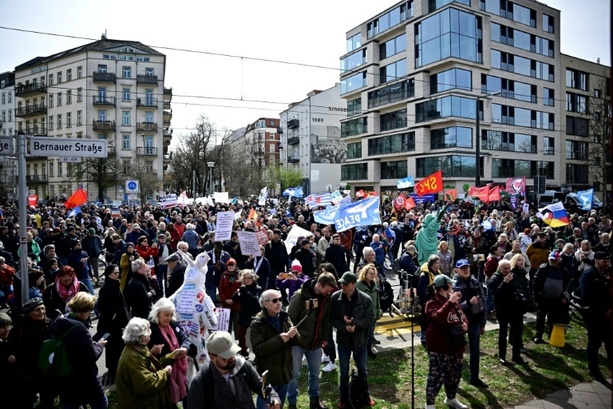 Bild vergr&ouml;&szlig;ern: Ostermärsche: Demonstrationen für den Frieden in rund 70 Städten
