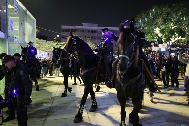 Bild vergr&ouml;&szlig;ern: Hunderte Menschen fordern in Tel Aviv ein Ende des Iran-Kriegs