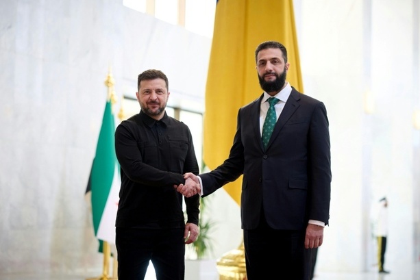 Bild vergr&ouml;&szlig;ern: Selenskyj trifft syrischen Übergangspräsidenten al-Scharaa in Damaskus