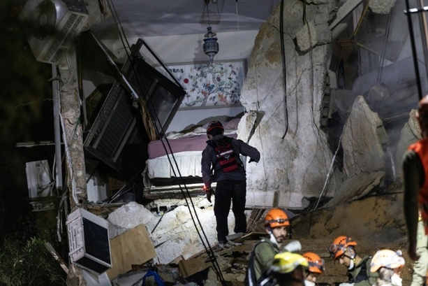 Bild vergr&ouml;&szlig;ern: Zwei Tote nach direktem Einschlag von iranischer Rakete in Wohnhaus in Haifa