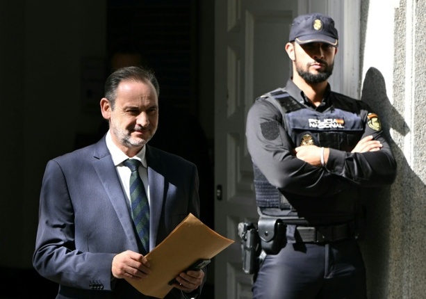 Bild vergr&ouml;&szlig;ern: Gefahr für Sánchez: Korruptionsprozess gegen Spaniens Ex-Verkehrsminister beginnt