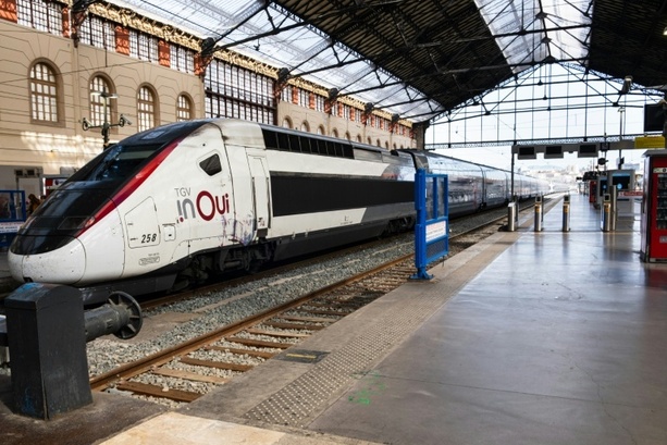 Bild vergr&ouml;&szlig;ern: TGV kollidiert mit Lastwagen in Frankreich - ein Todesopfer