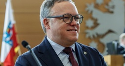 Ost-Regierungschefs fordern sofortiges Aussetzen der CO2-Abgabe auf Benzin