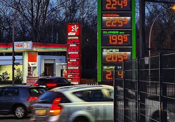 Bild vergr&ouml;&szlig;ern: Ost-Regierungschefs fordern Aussetzen der CO2-Abgabe auf Benzin