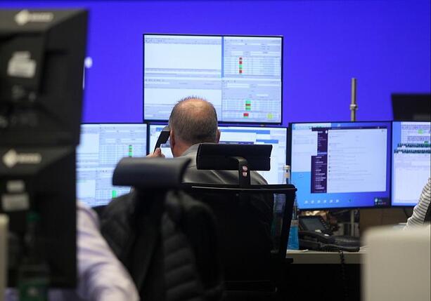 Bild vergr&ouml;&szlig;ern: Dax weiter stark im Plus - Euphorie nach Waffenruhe im Nahen Osten