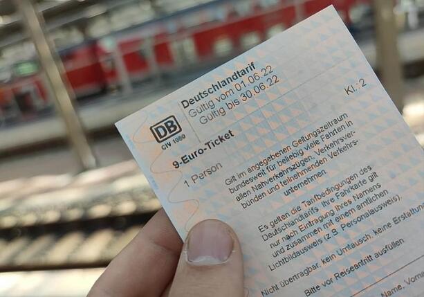Bild vergr&ouml;&szlig;ern: Energiepreise: Linke will Rückkehr des 9-Euro-Tickets
