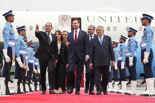 Bild vergr&ouml;&szlig;ern: US-Vizepräsident Vance zu Verhandlungen mit Iran in Pakistan eingetroffen