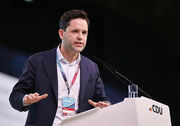 Bild vergr&ouml;&szlig;ern: JU-Vorsitzender Winkel stärkt Reiche den Rücken