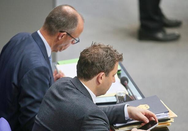 Bild vergr&ouml;&szlig;ern: Neue Umfrage: Merz und Schwarz-Rot unbeliebt wie nie