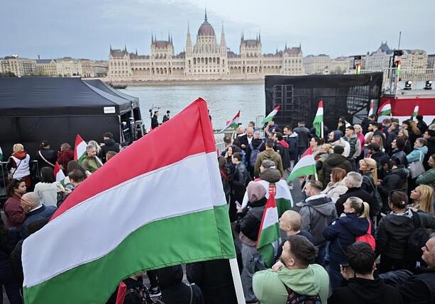 Bild vergr&ouml;&szlig;ern: Ungarn: Orbán gesteht Niederlage gegen Magyar bei Parlamentswahl ein