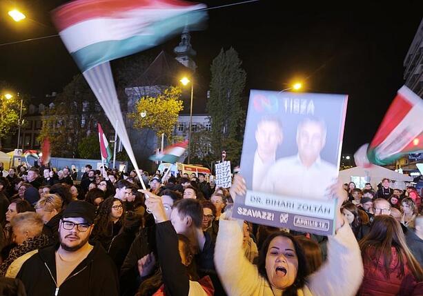 Bild vergr&ouml;&szlig;ern: Von der Leyen und Macron gratulieren Magyar zu Wahlsieg in Ungarn