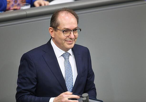 Bild vergr&ouml;&szlig;ern: Dobrindt plant 3,5 Milliarden Mehrkosten für Beamte pro Jahr