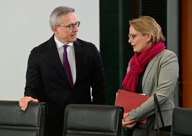 Bild vergr&ouml;&szlig;ern: Hubig und Wildberger stellen sich Fragen des Bundestags