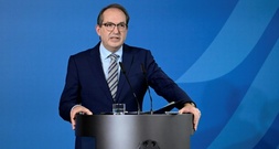 Dobrindt plant höhere Besoldung für Bundesbeamte - Mehrbelastung für Haushalt