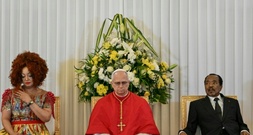 Papst ruft bei Ankunft in Kamerun zur Achtung der Menschenrechte auf