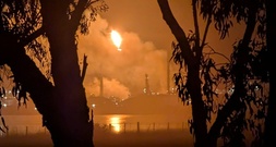 Großbrand wütet in australischer Ölraffinerie