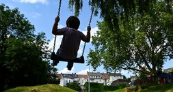 Statistik: Weniger Elterngeldbezieher - konstanter Väteranteil