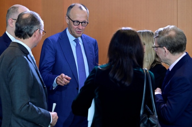 Bild vergr&ouml;&szlig;ern: AfD erstmals stärkste Kraft im ZDF-Politbarometer