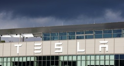 Gericht: Brandenburgs Ex-Wirtschaftsminister darf nicht für Tesla-Kanzlei arbeiten