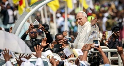 Papst ruft vor mehr als 120.000 Gläubigen in Kamerun zum Frieden auf