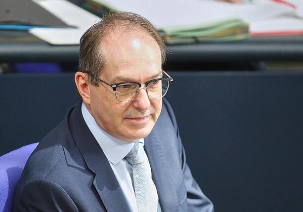 Bild vergr&ouml;&szlig;ern: Dobrindt appelliert an Einigungswillen der Koalition