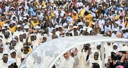Papst Leo XIV. zelebriert Messe vor 100.000 Menschen in Angola