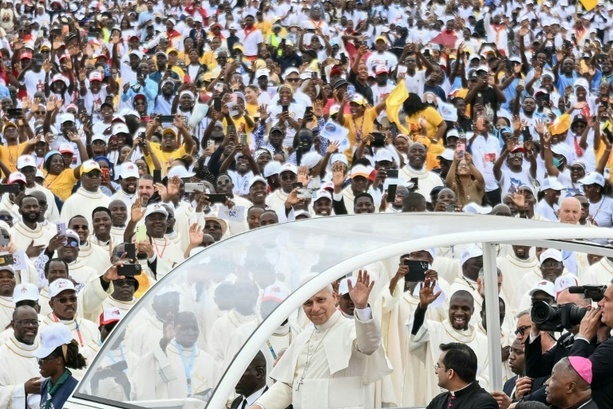 Bild vergr&ouml;&szlig;ern: Papst Leo XIV. zelebriert Messe vor 100.000 Menschen in Angola