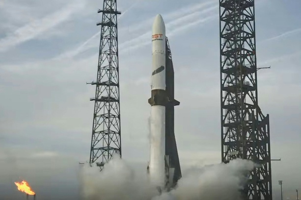 Bild vergr&ouml;&szlig;ern: Jeff Bezos' Firma Blue Origin gelingt Wiederverwertung von New-Glenn-Raketenantrieb