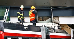 Bus kracht in Supermarkt: Ein Toter und mehrere Verletzte in Salzburg