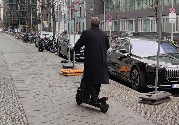 Bild vergr&ouml;&szlig;ern: Armin Laschet bei E-Scooter-Unfall verletzt