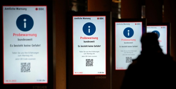 Bild vergr&ouml;&szlig;ern: Neue Wege: Bremer Verfassungsschutz warnt auf digitalen Werbetafeln vor Bedrohungen