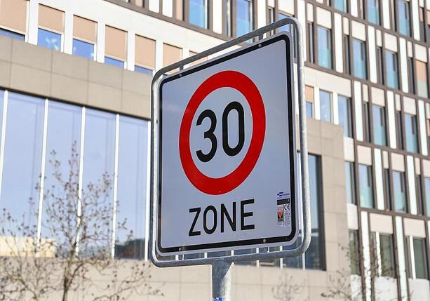 Bild vergr&ouml;&szlig;ern: Studie: Tempo 30 in Ortschaften könnte Fußgängerleben retten