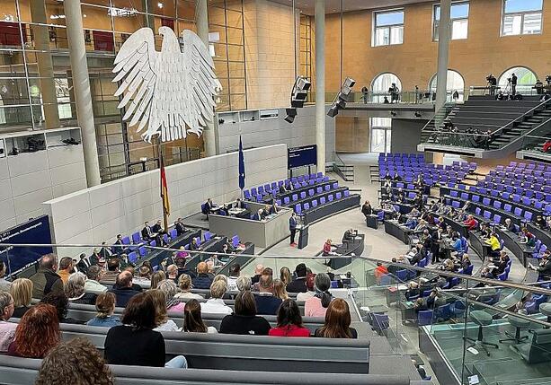 Bild vergr&ouml;&szlig;ern: Bundestag beschließt Tankrabatt und 1.000-Euro-Prämie