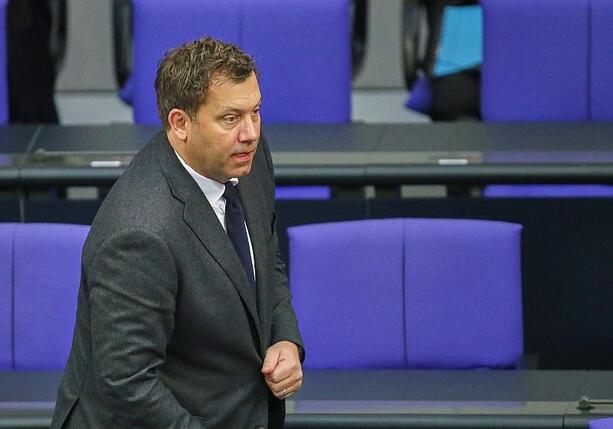 Bild vergr&ouml;&szlig;ern: Klingbeil hält Tankrabatt für wichtiges Signal