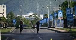 Irans Außenminister und US-Gesandte in Pakistan: Verhandlungen über Kriegsende aber ungewiss