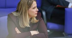 Bericht: Prien und Hubertz von Signal-Attacke betroffen