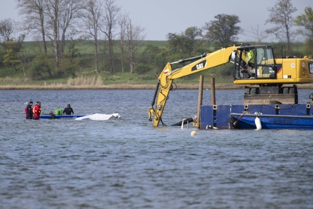 Bild vergr&ouml;&szlig;ern: Warten auf Ankunft von Spezialschiff: Waldrama vor Ostseeinsel Poel geht weiter