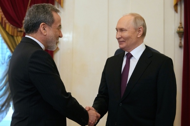 Bild vergr&ouml;&szlig;ern: Putin bei Treffen mit Araghtschi: Russland tut alles für Frieden am Golf