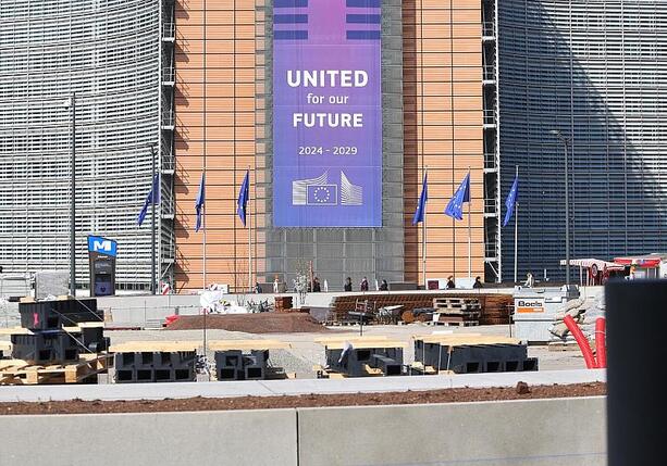 Bild vergr&ouml;&szlig;ern: EU-Kommission pocht auf Öffnung von Android für weitere KI-Dienste