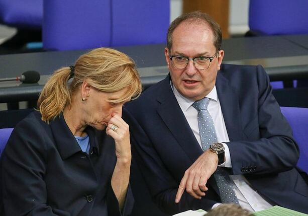 Bild vergr&ouml;&szlig;ern: Dobrindt und Prien laden zu Krisentreffen über Demokratie leben